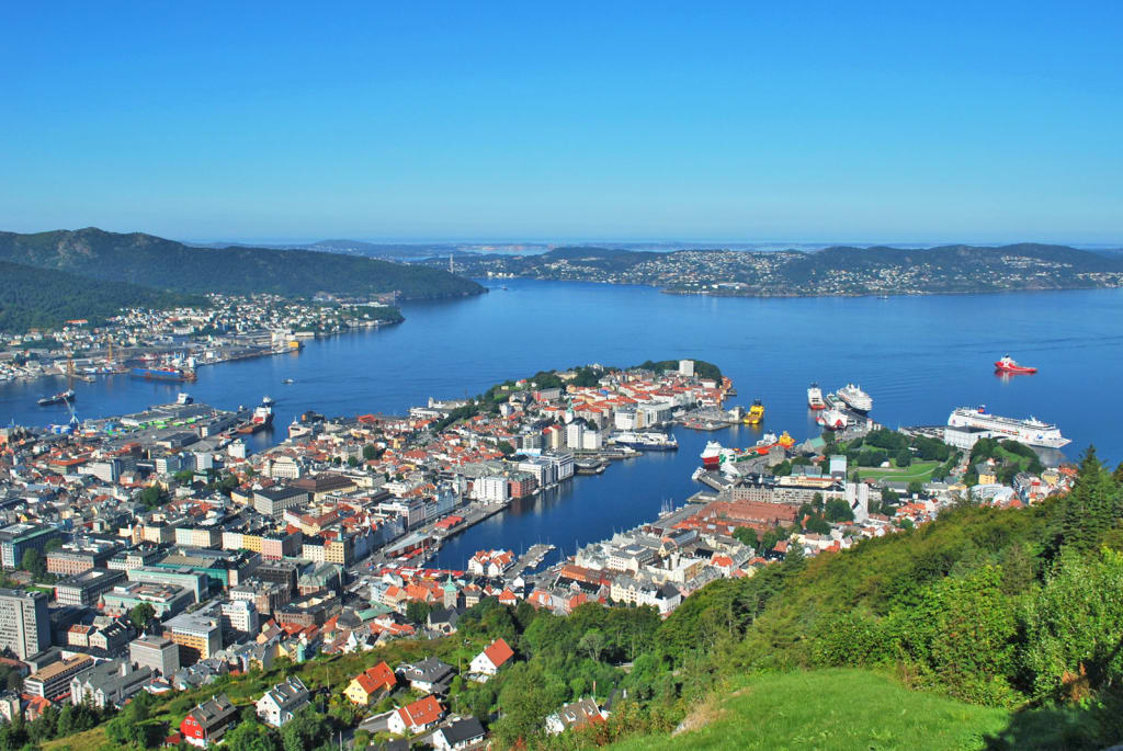 Panoramica di Bergen, Norvegia, con case colorate lungo la costa.