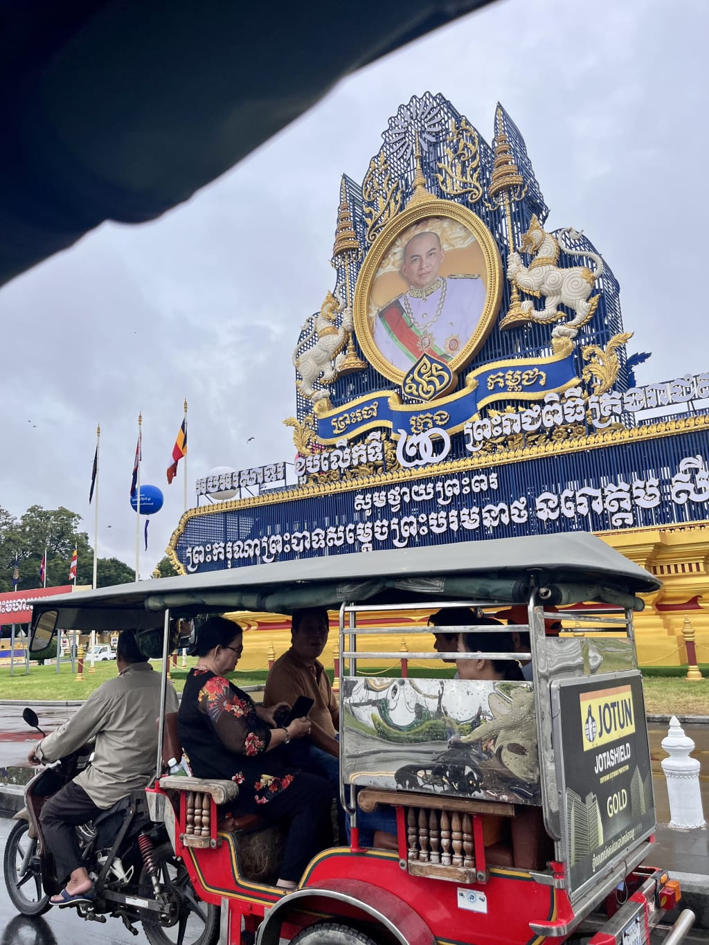 Tuk-tuk rosso di Phnom Penh in Cambogia