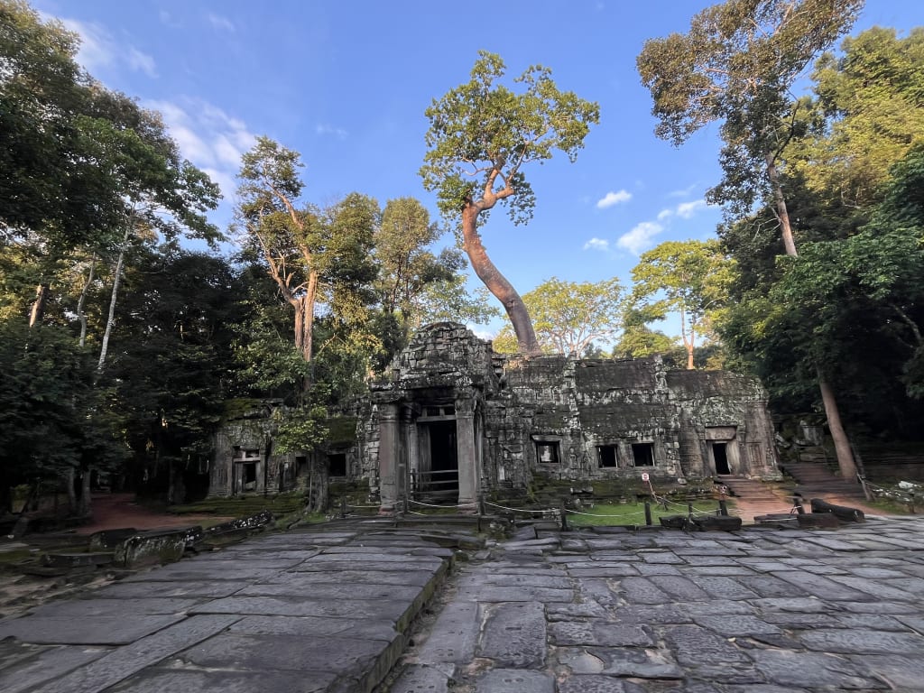 Tempio di Beng Mealea immerso nella foresta di Angkor, Cambogia – ingresso in pietra tappa del bike tour culturale