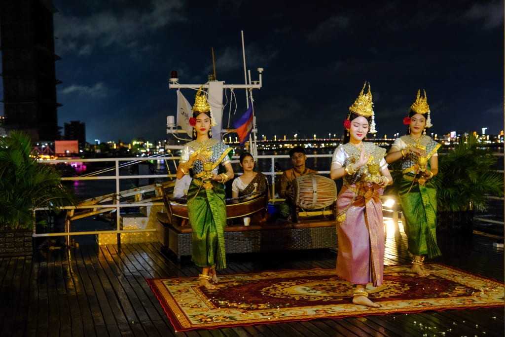 Spettacolo notturno di danza Apsara sul fiume Tonlé Sap, patrimonio culturale cambogiano