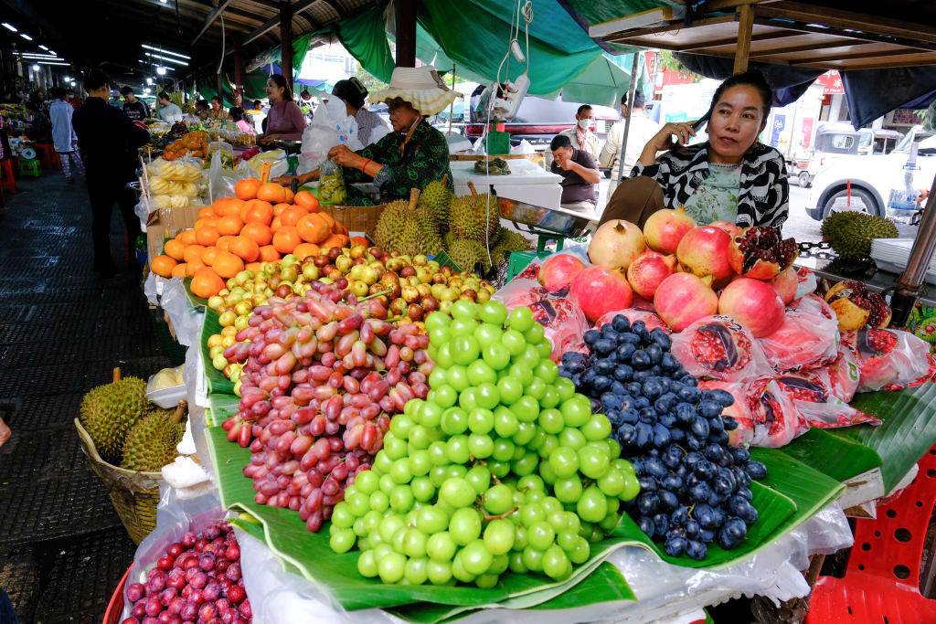 Bancarella di frutta esotica in un mercato locale, street-food cambogiano