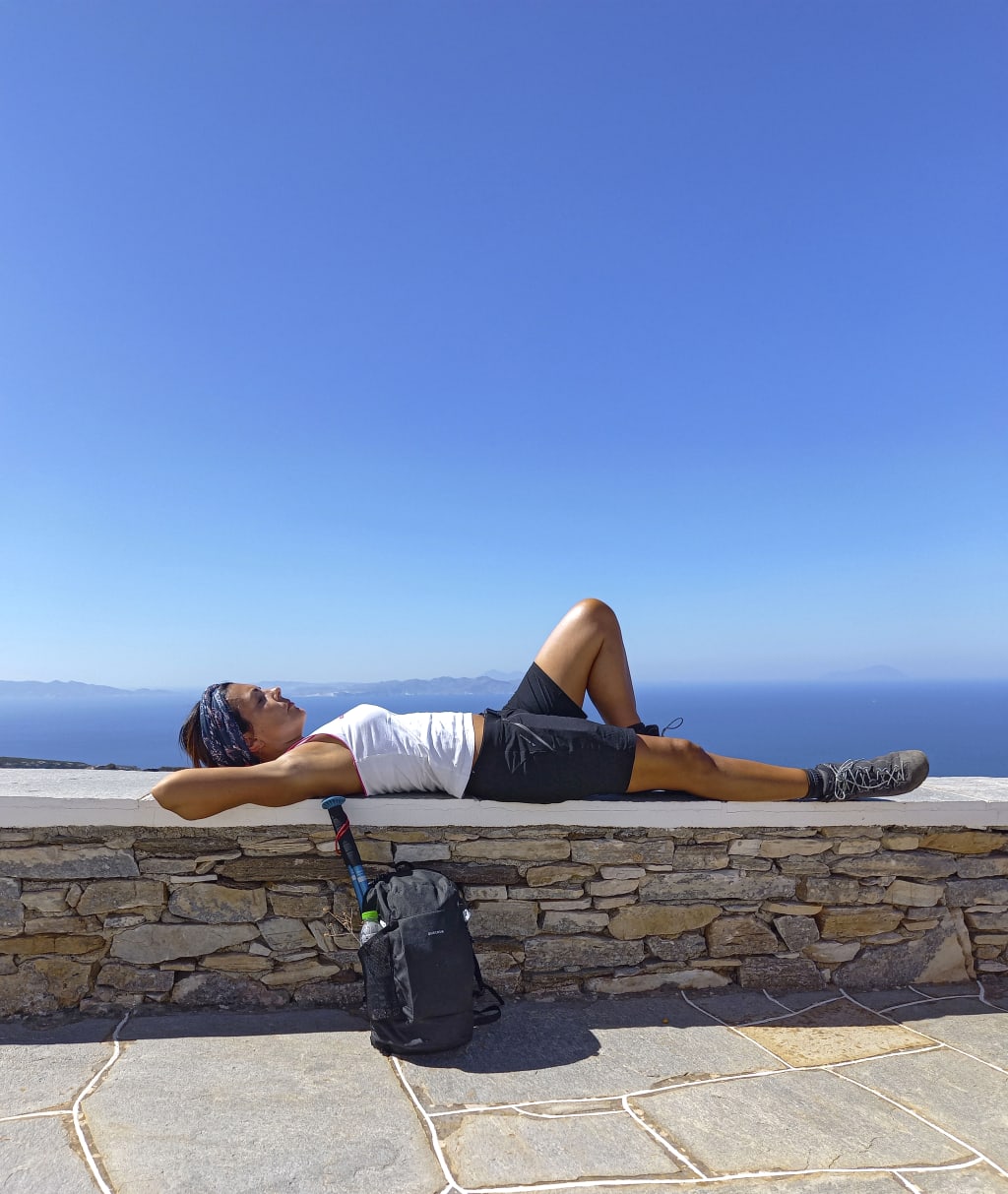 Escursionista che si rilassa su una terrazza panoramica affacciata sul mare, Sifnos, Grecia.