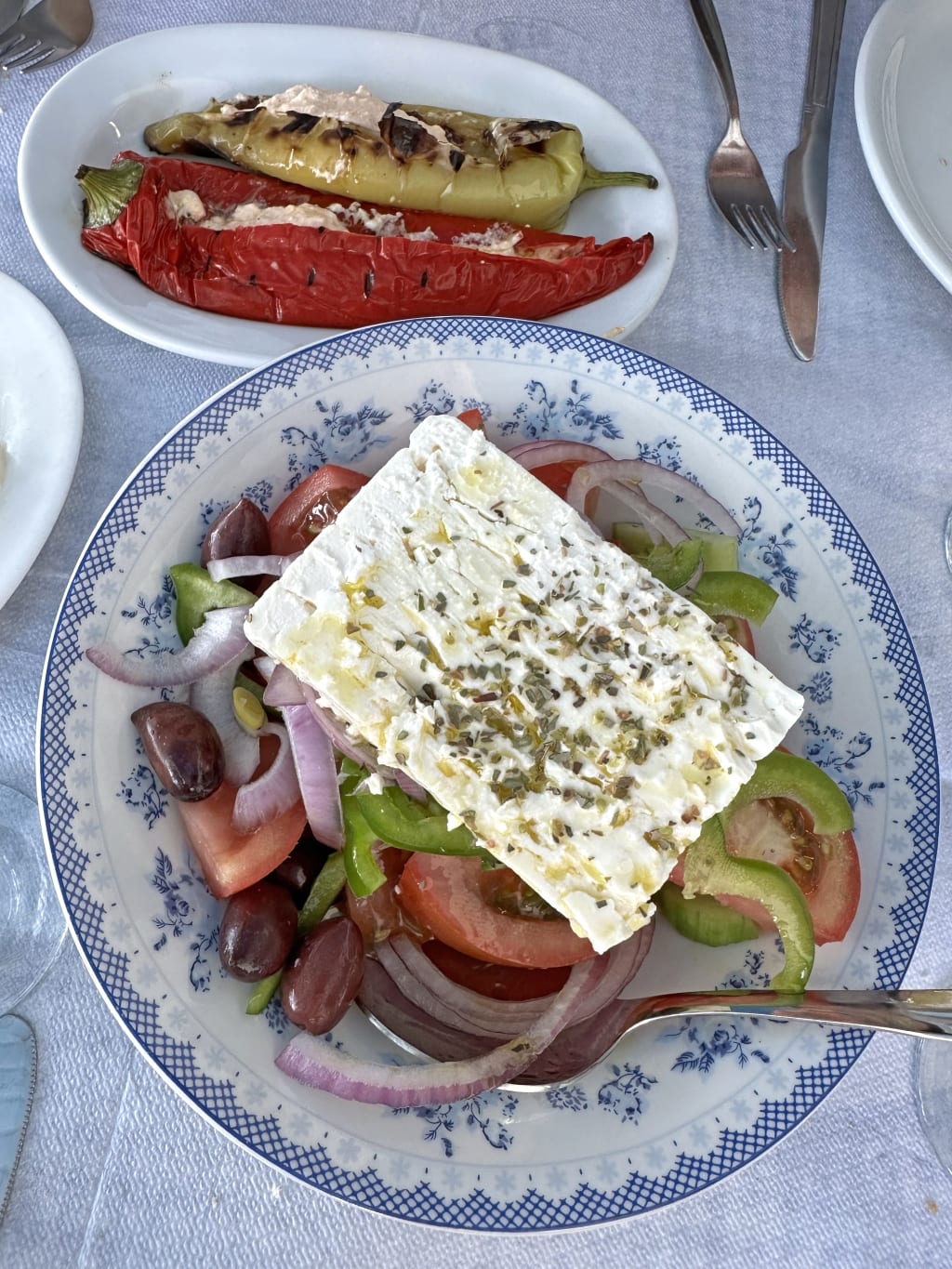 Insalata greca tradizionale con feta e verdure.
