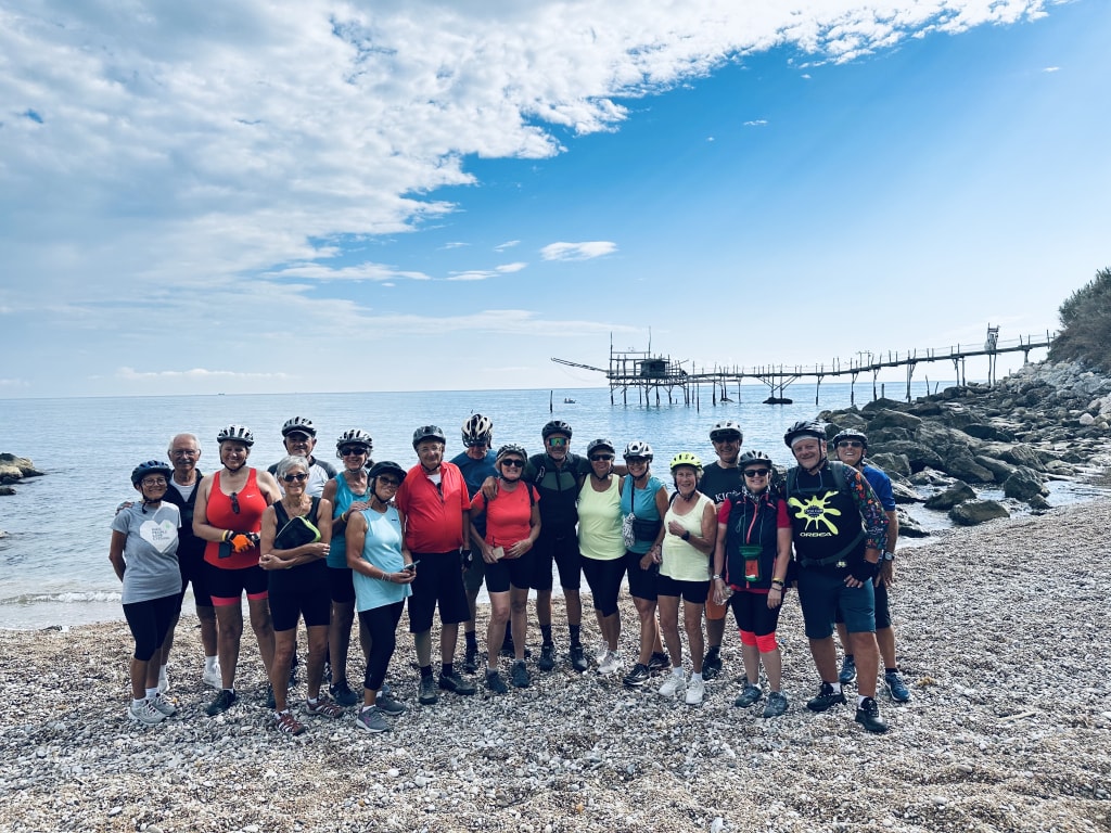 Gruppo in viaggio con "Girolibero" fa una foto in riva all'Adriatico, viaggi in bici in gruppo, Abruzzo