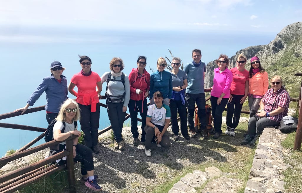 Gruppo di persone su un promontorio con vista mare, trekking in Cilento, viaggi di gruppo "Girolibero"