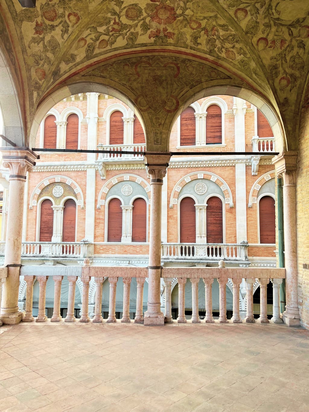 Soffitto affrescato e volte del Palazzo della Ragione, Padova, Italia.