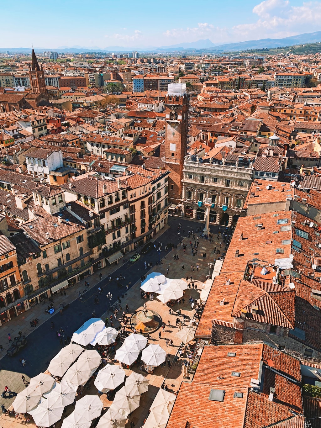 Vista aerea sulla piazza di una città italiana circondata da edifici storici