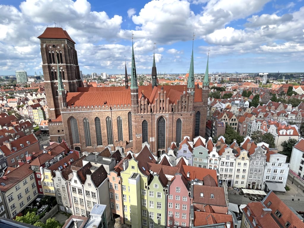 Veduta aerea della città vecchia di Danzica, Polonia, con la Basilica di Santa Maria e gli edifici storici.