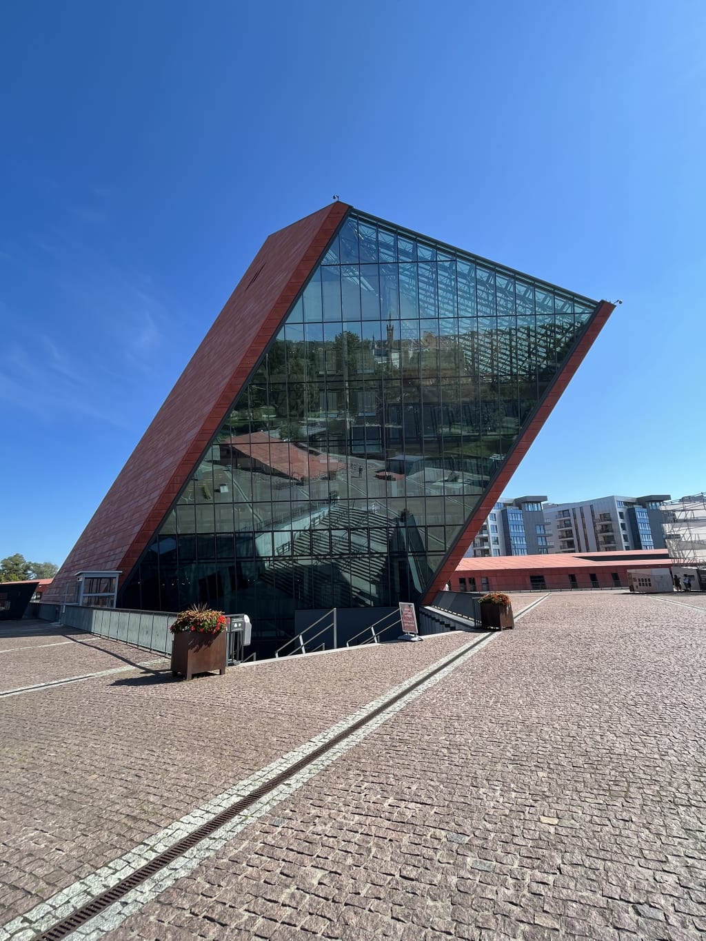 Museo della Seconda Guerra Mondiale a Danzica, Polonia, con la sua architettura moderna.