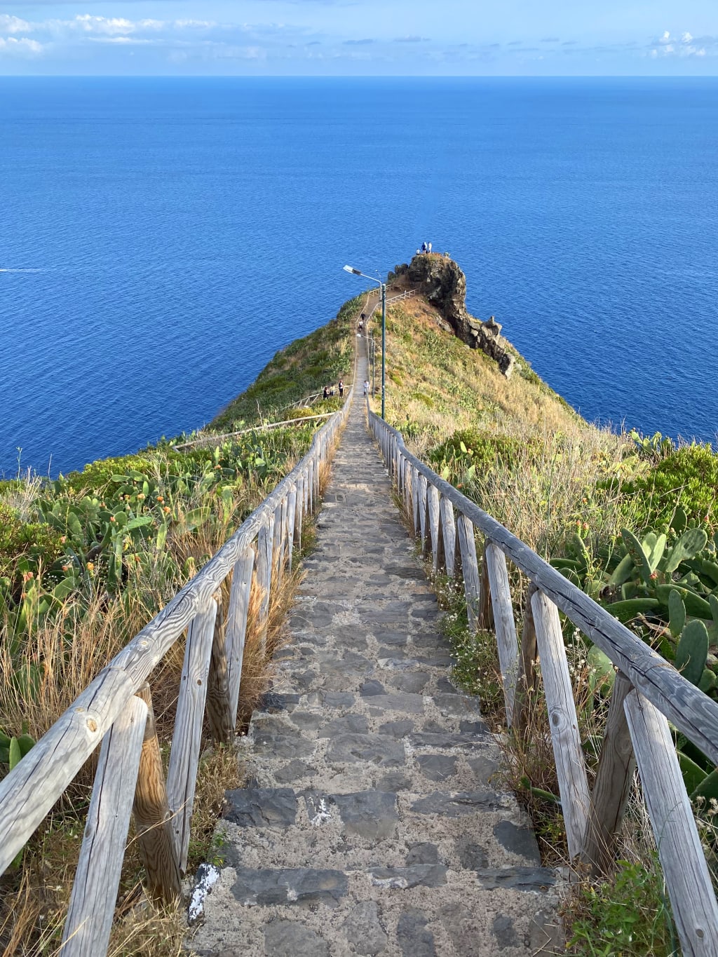 Scalinata che scende verso il mare a Cabo Girão, trekking a Madeira in gruppo italiano