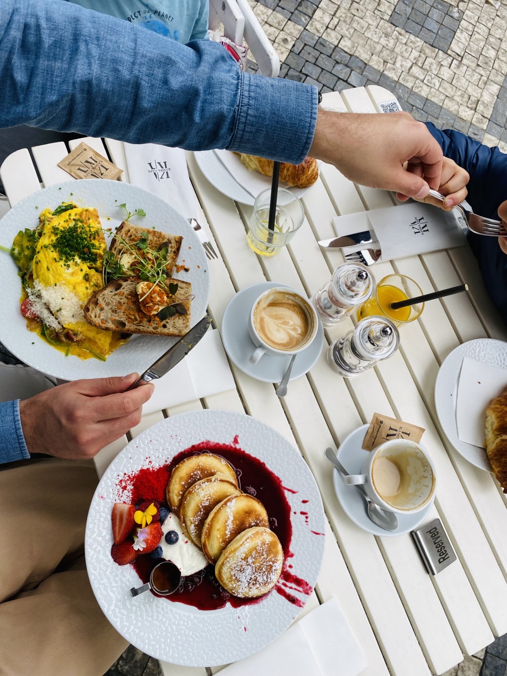 Colazione condivisa al tavolo con piatti dolci e salati