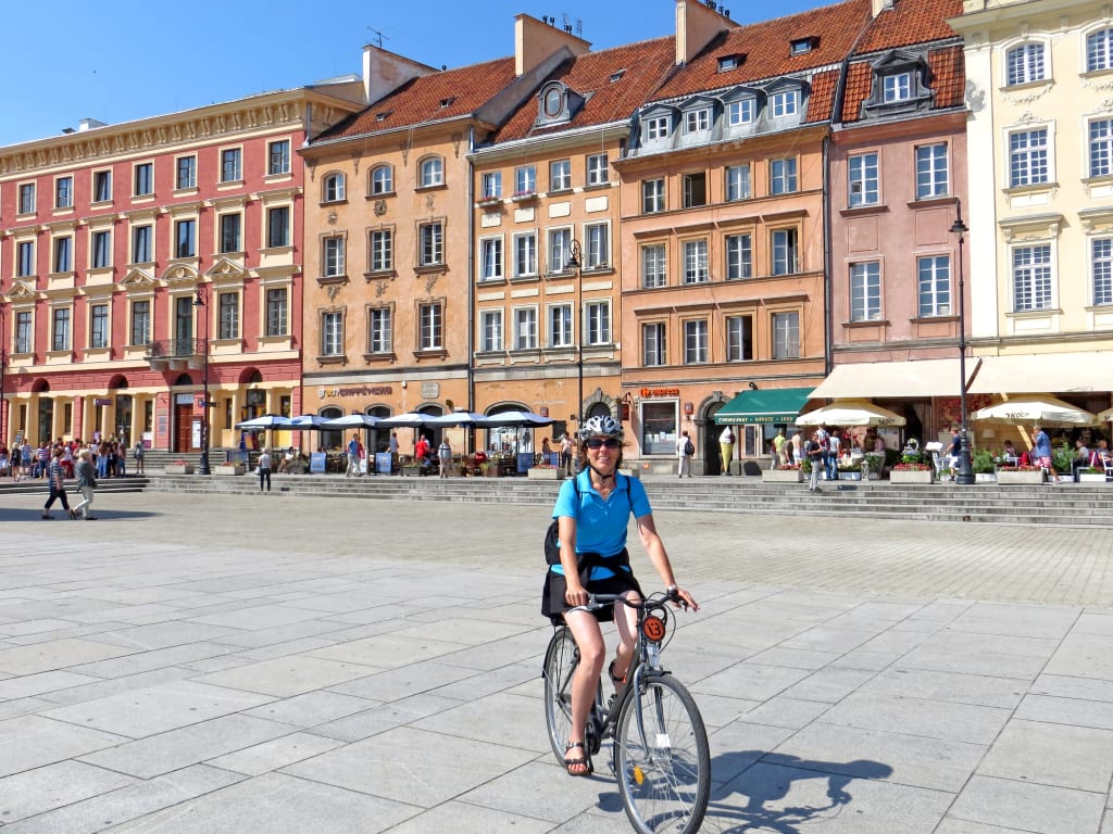 Ciclista in piazza a Varsavia in Polonia.