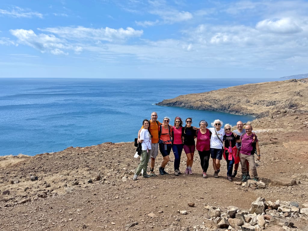 Veduta dall’altopiano di Paul da Serra, Madeira, con gruppo in escursione affacciato sull’oceano.