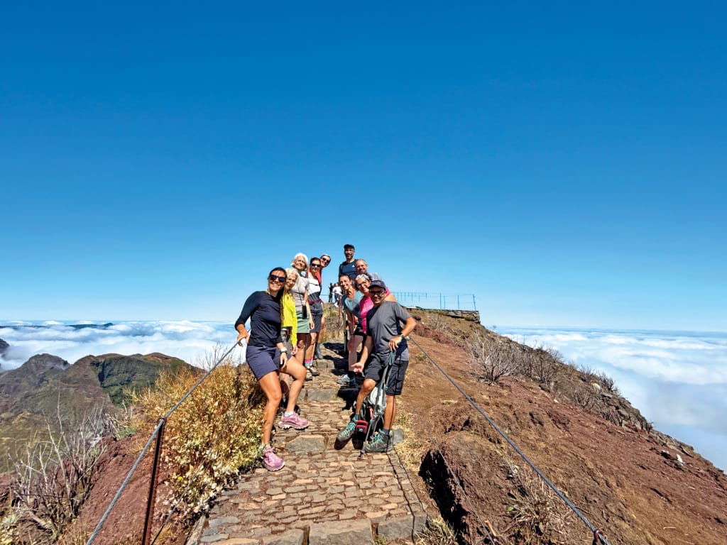 Gruppo sul crinale montuoso del Pico do Arieiro, Madeira, durante un’escursione tra creste rocciose e panorami sull’Atlantico.