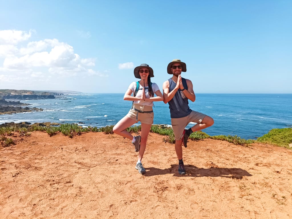Foto di coppia sulla costa, coppia in cammino con "Girolibero" lungo la Rota Vicentina, trekking Alentejo