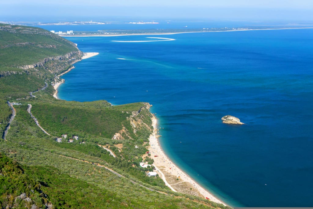 Veduta aerea dell'arcipelago di Berlenga con mare blu, Portogallo