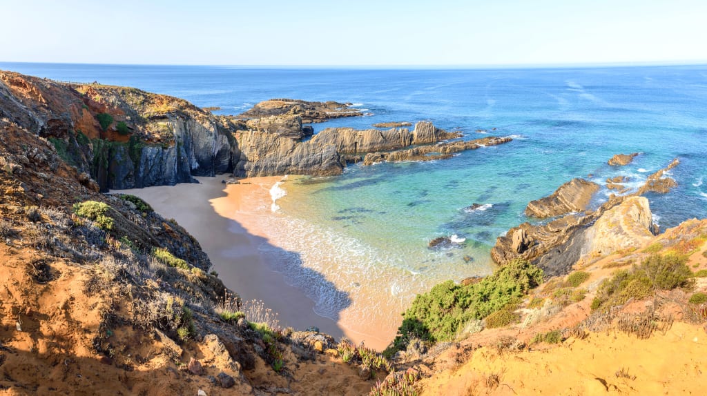 Vista panoramica sulla costa rocciosa di Algarve, Portogallo.