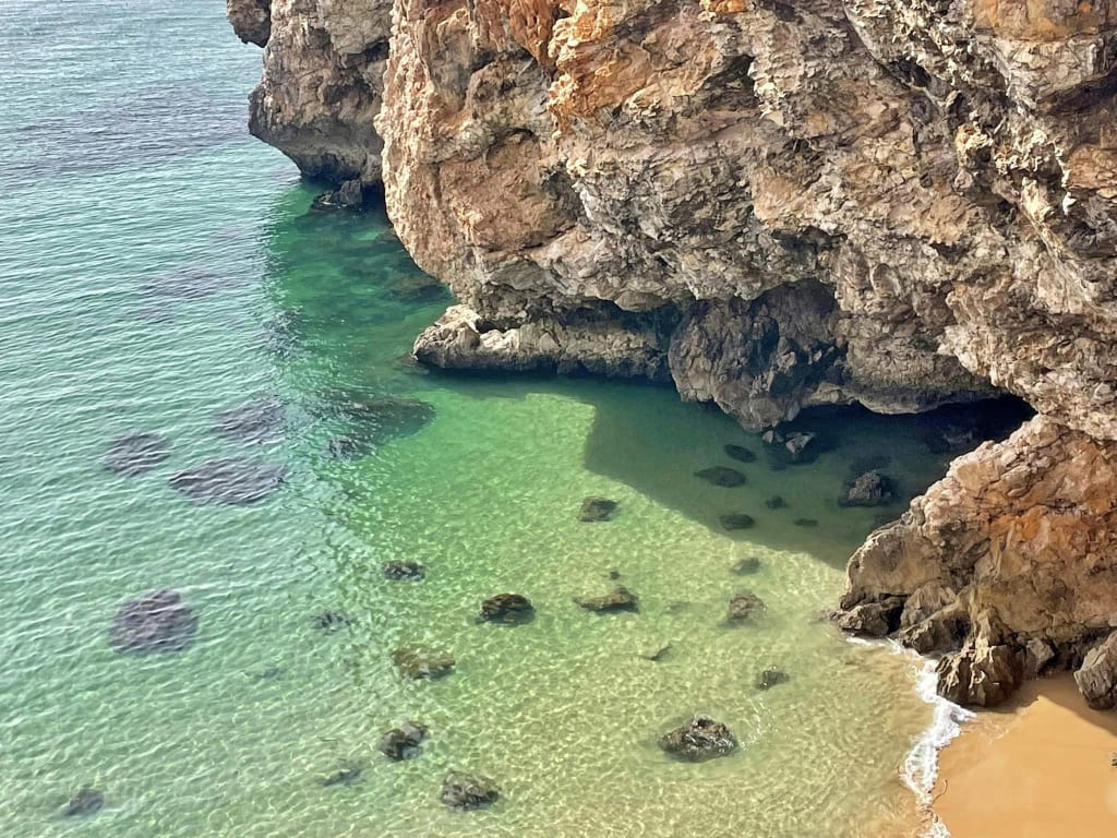 Piccola insenatura rocciosa con acqua turchese, Algarve