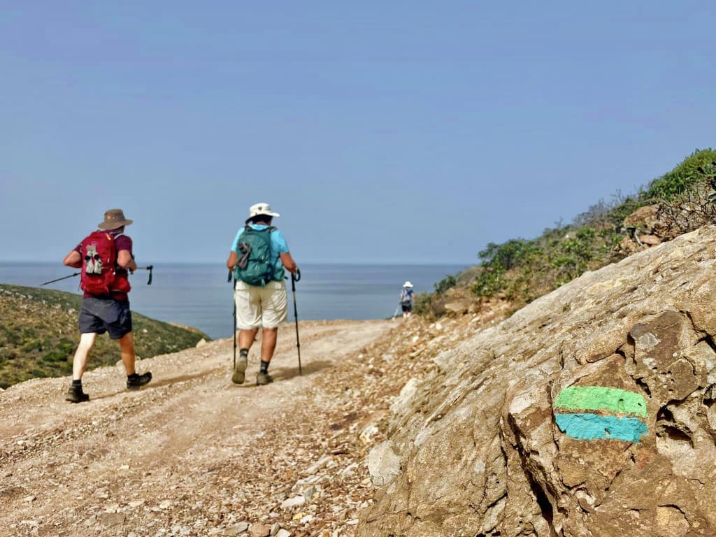 Escursionisti lungo un sentiero roccioso nella regione di Alentejo, Portogallo.