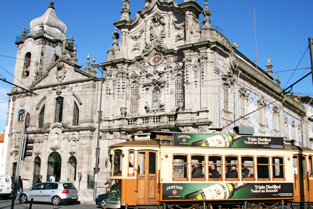 Tram storico davanti alla Chiesa di Carmo a Porto, Portogallo, punto di partenza per il Cammino Portoghese.