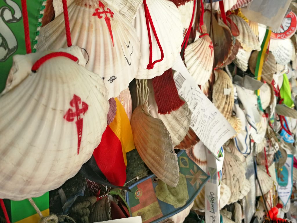 Conchiglie di San Giacomo, simbolo del Cammino di Santiago, appese con messaggi dei pellegrini.