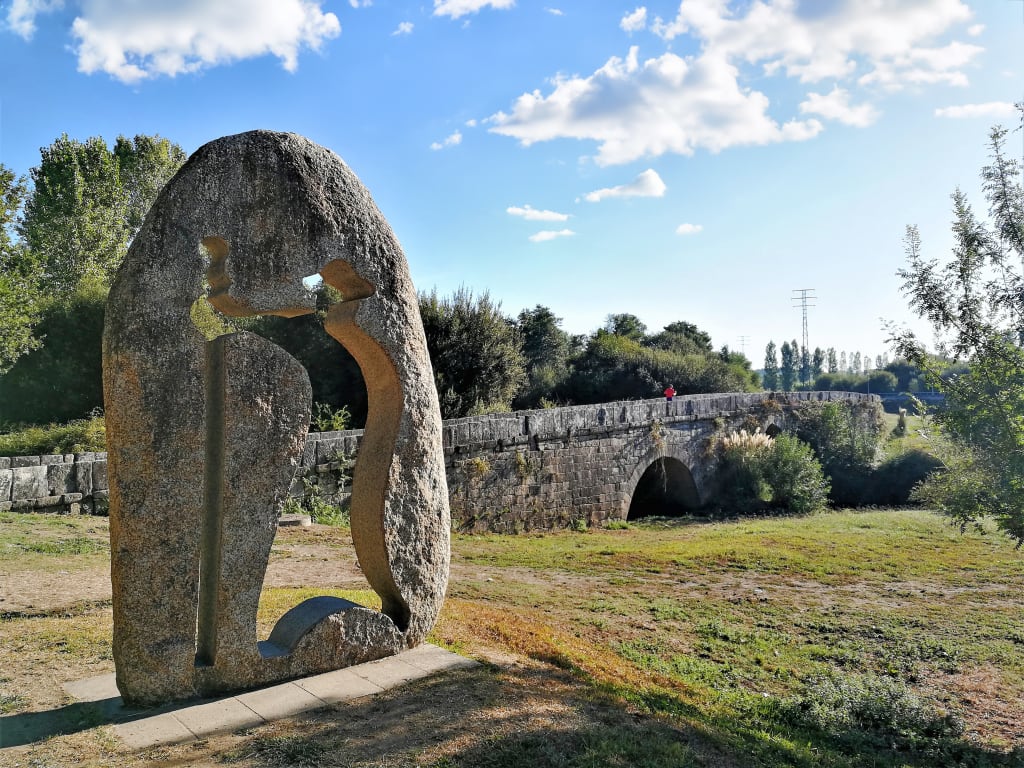 Scultura moderna lungo il Cammino di Santiago, Spagna, simbolo culturale per i pellegrini.