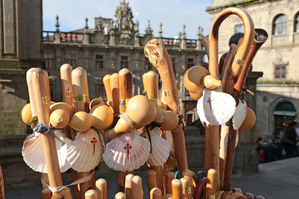 Bastoni da pellegrino con conchiglia in vendita, tipico accessorio per il Cammino di Santiago, a Santiago de Compostela.