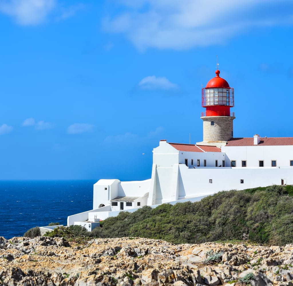 Faro di Cabo de São Vicente con cielo limpido nell'Algarve.