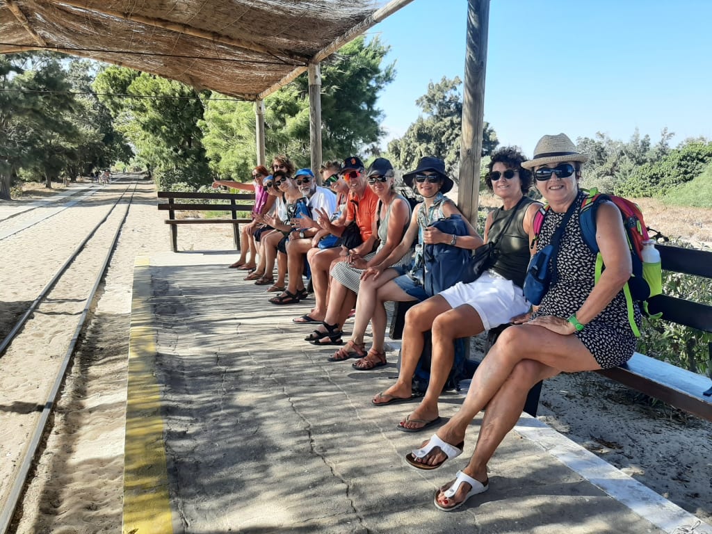 Gruppo seduto alla fermata del treno lungo la Rota Vicentina
