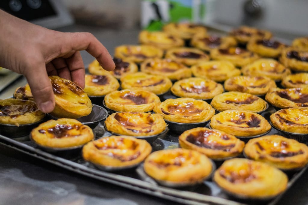 Pastéis de nata appena sfornati in una panetteria a Lisbona.