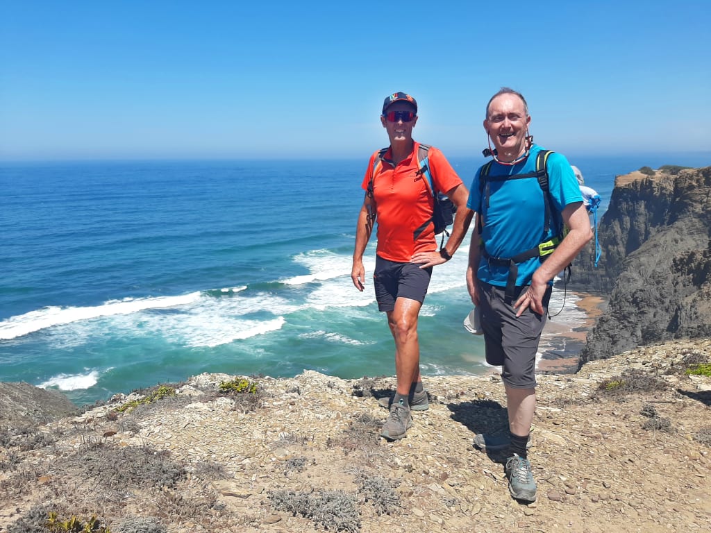 Coppia di escursionisti in viaggio organizzato Girolibero su un percorso lungo la Rota Vicentina, Portogallo