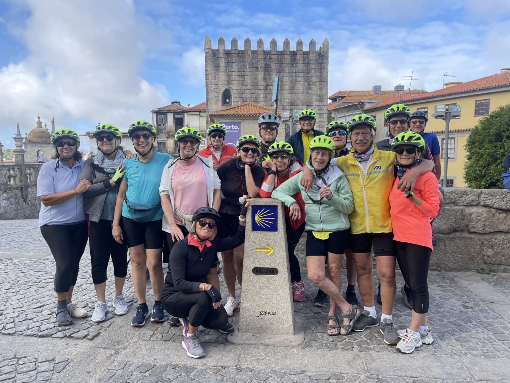 Gruppo di viaggiatori in piazza a Porto lungo il Cammino di Santiago