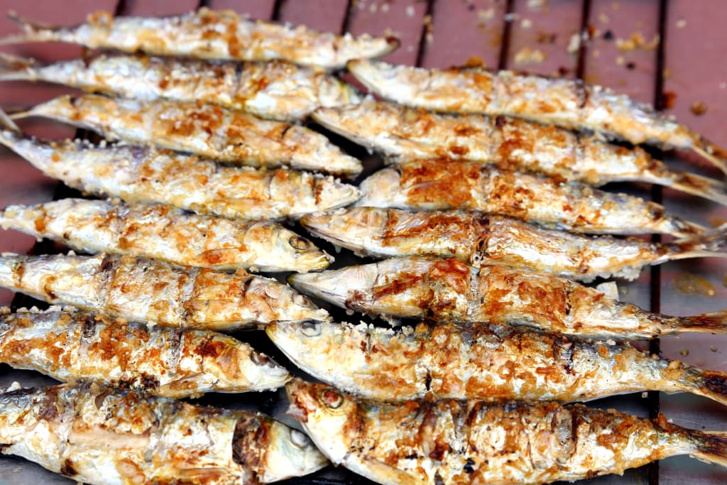 Pesce fresco alla griglia tipico della cucina galiziana, specialità gastronomica lungo il Cammino di Santiago