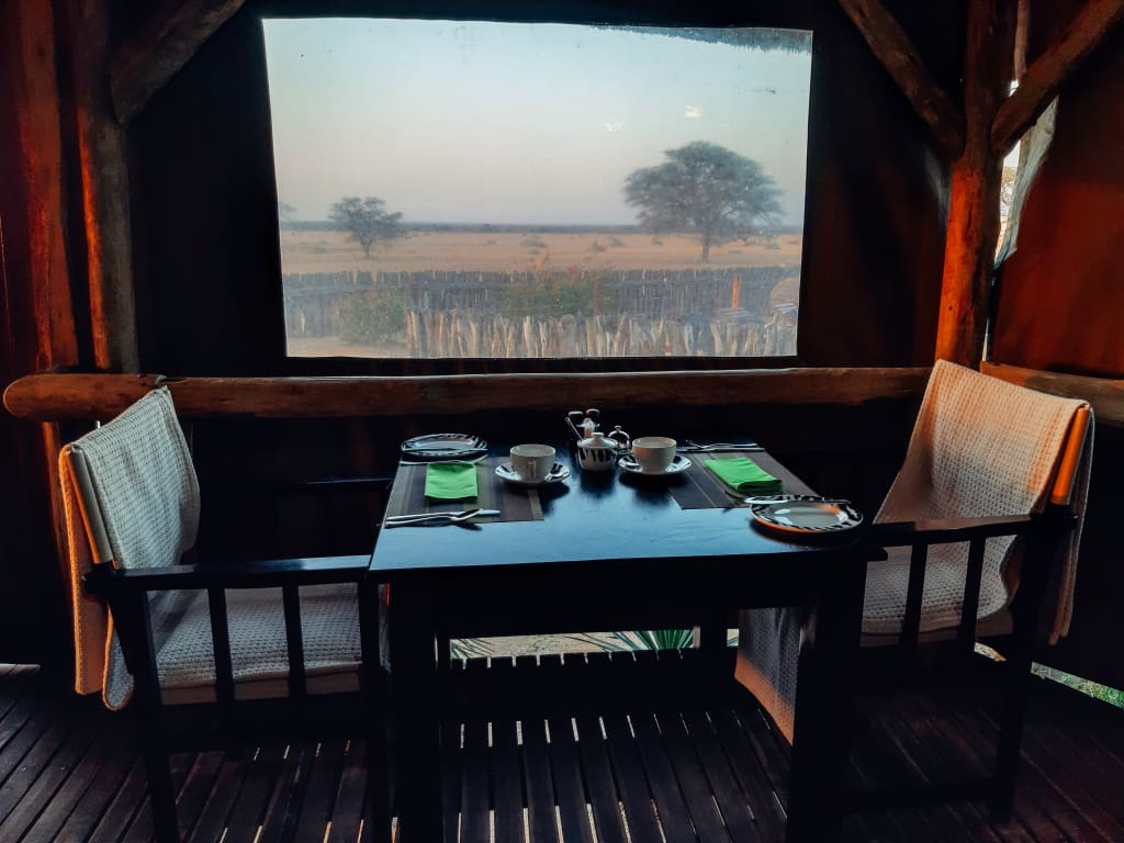 Namibia, casetta in legno con con vista panoramica sul deserto, lodge nella savana