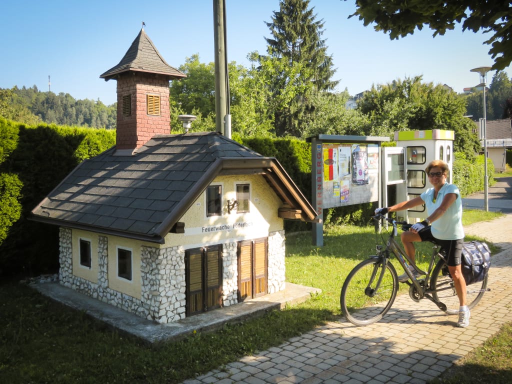 Cicloturista davanti a una casetta rustica, Austria