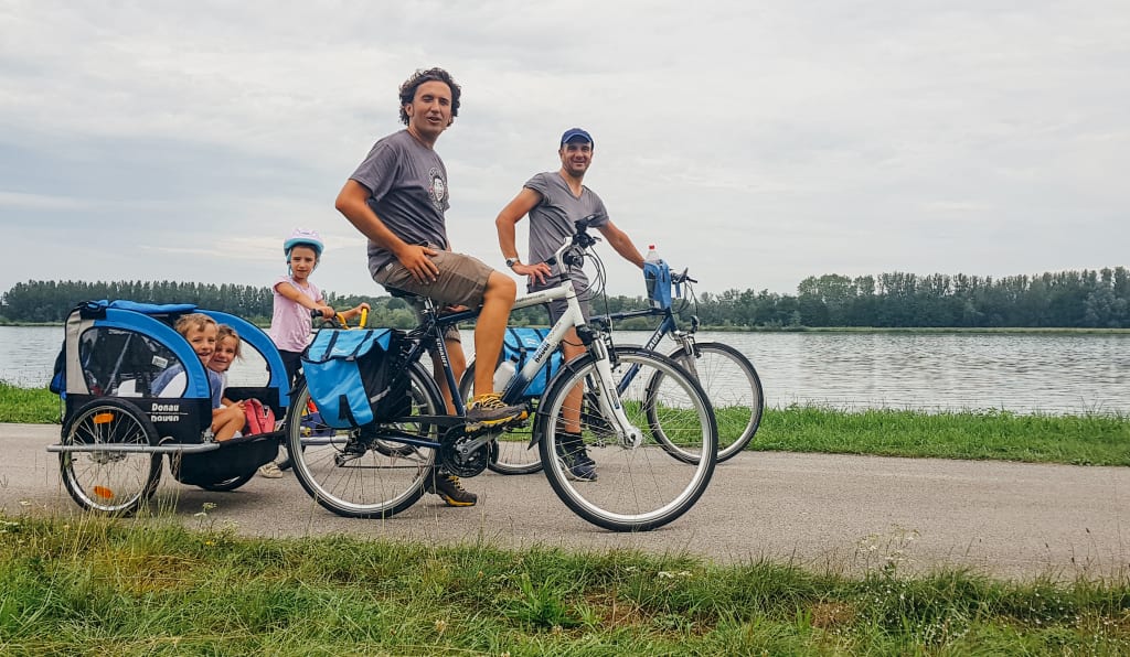 Famiglia durante un viaggio in bici Girolibero lungo la ciclabile del Danubio in Austria