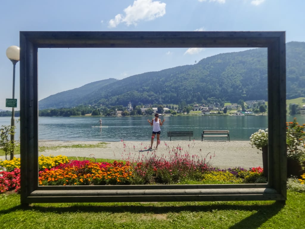 Cornice panoramica con vista sul lago di Ossiach e sulle montagne circostanti in Carinzia.