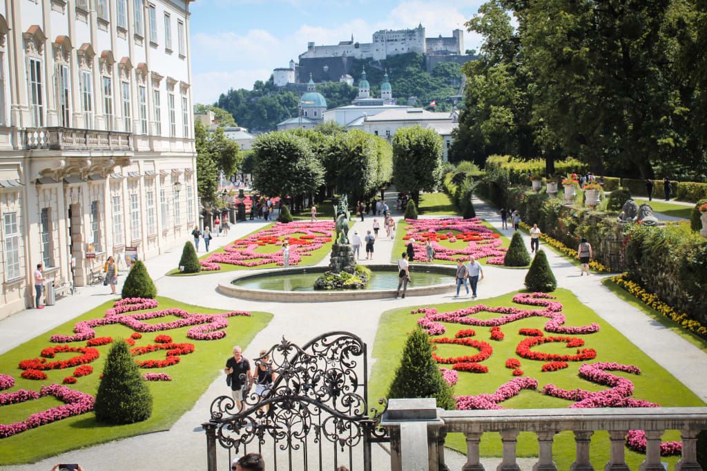 Giardini del Castello Mirabell con vista sulla Fortezza Hohensalzburg, Salisburgo, Austria.