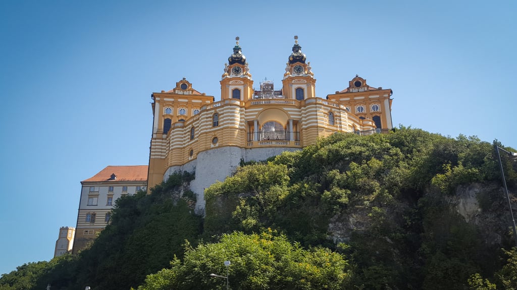 Abbazia di Melk su una collina sopra il Danubio.