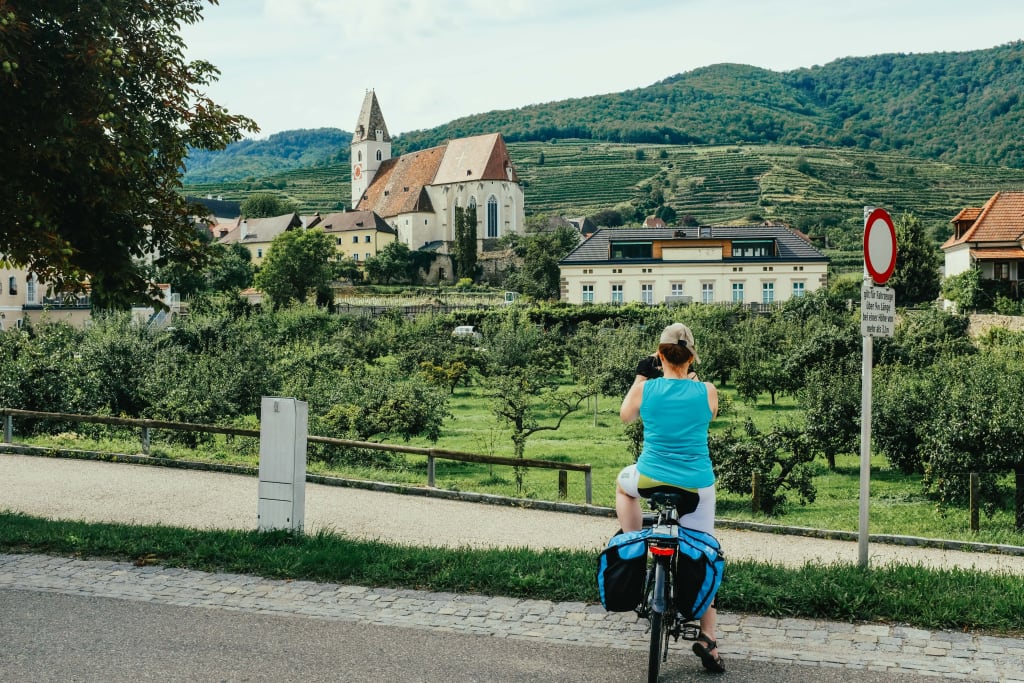 ciclista lungo la ciclabile da Linz a Vienna