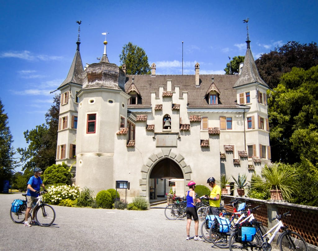 Storico castello vicino alla riva del Lago di Costanza, immerso in un paesaggio pittoresco.
