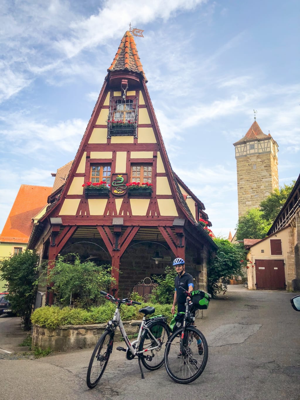 Biciclette parcheggiate davanti a una casa a graticcio a Nördlingen, città storica lungo la Romantische Strasse, Germania.