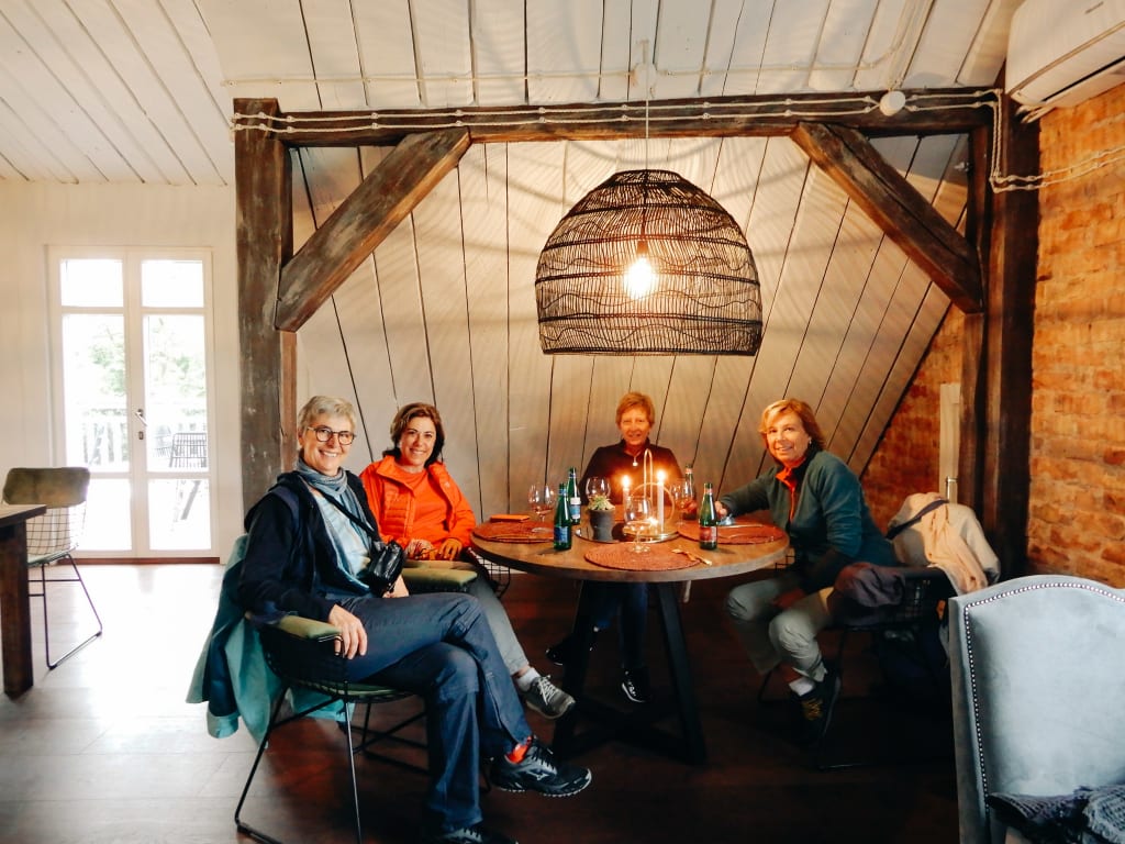 Gruippo seduto a un tavolo interno tradizionale, Viaggio in Estonia, vacanze, Paesi baltici