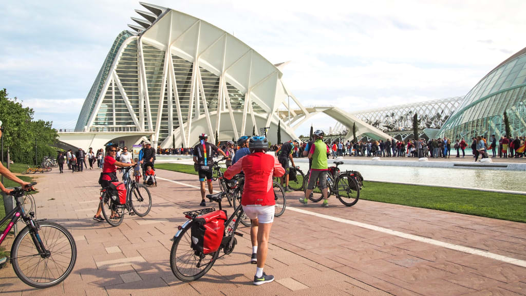 Cicloturisti davanti al Museu de les Ciències Príncipe Felipe nella Ciutat de les Arts i les Ciències, tour guidato in bici a Valencia