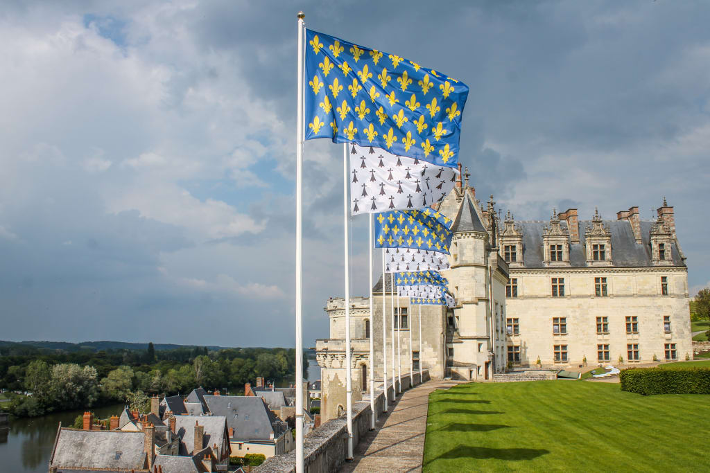 Schloss Chaumont-sur-Loire mit bunten Fahnen, Loiretal, Frankreich