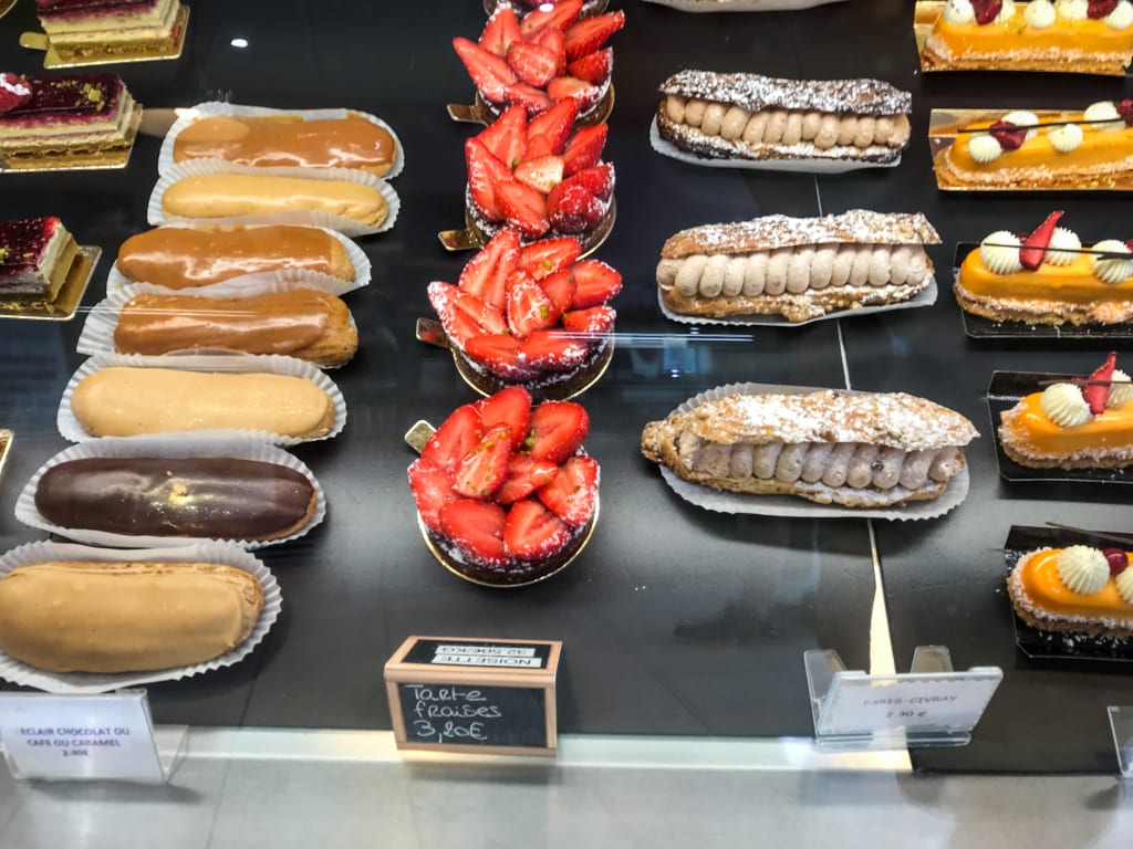 Bancarella di dolci in una pasticceria francese.
