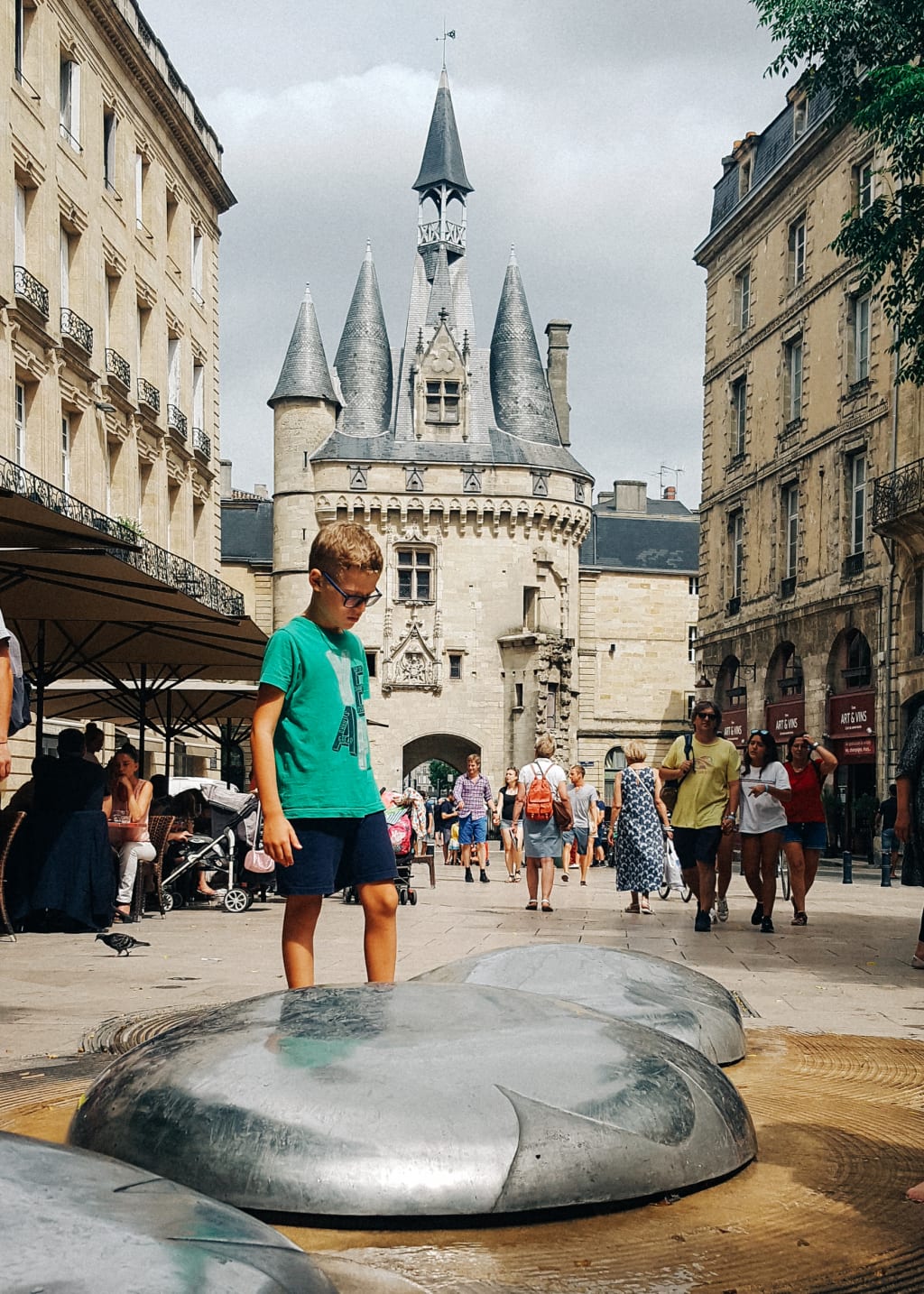 Piazza principale di Arcachon con edificio storico e persone che passeggiano.
