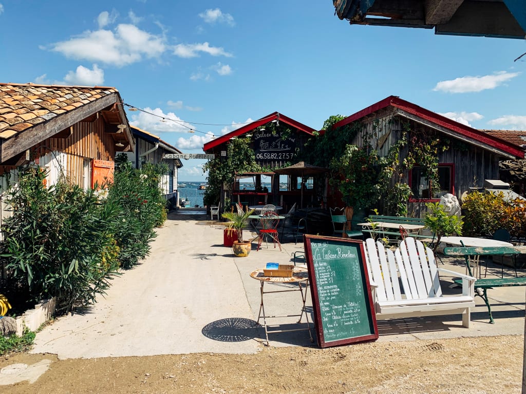 Casette in legno con locali lungo la spiaggia
