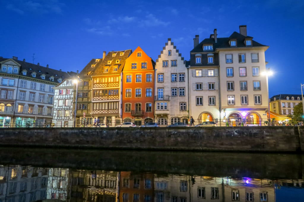 Centro storico illuminato e case colorate a Strasburgo, Francia.