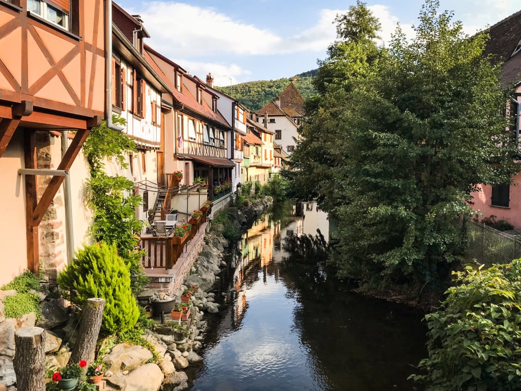 Canale con case a graticcio a Colmar, noto come “la piccola Venezia”, Alsazia.